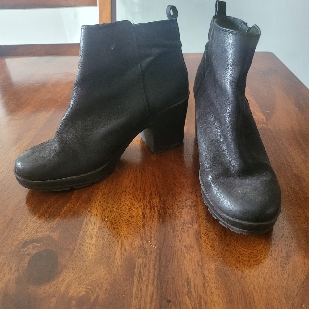 BLACK WEINBAUM BOOTIES SIZE 9.5  W/ SQUARE HEEL
